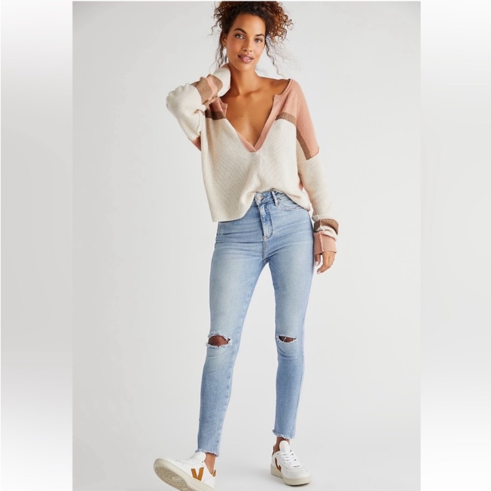 We‎ The Free High Rise Skinny Ankle Jeans Blue Distressed Knee Raw Hem 28